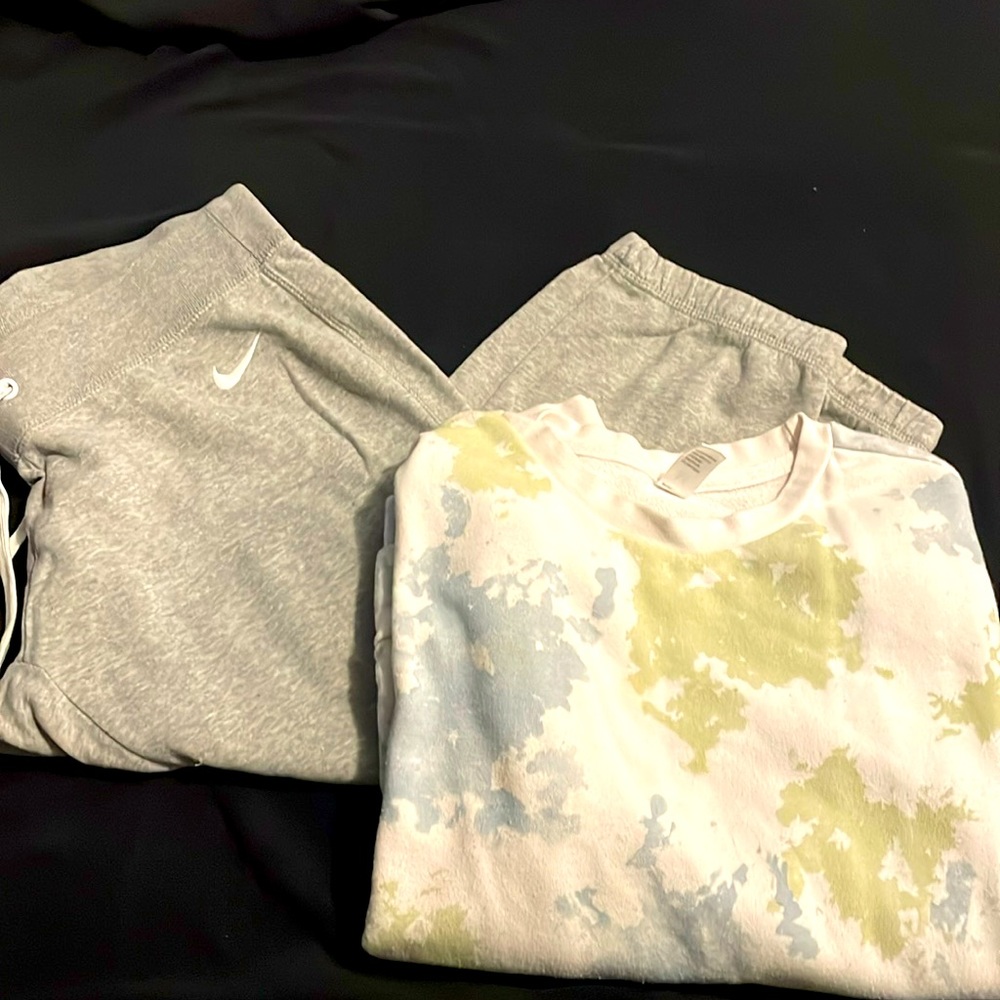 Workout bundle Medium - Nike knee length sweatpants, Cropped Sweatshirt Tie Dye